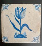 Dikke 17e eeuwse tegel met Tulp - Antieke Tegels, Antiek en Kunst, Ophalen of Verzenden