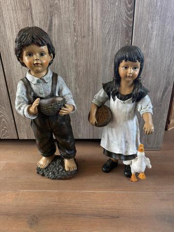 NIEUW grote beelden jongen en meisje soort polystone  beschikbaar voor biedingen