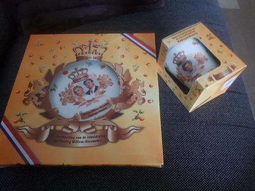 Ongebruikt geschulpt herdenkingsbord en beker, Verzamelen, Koninklijk Huis en Royalty, Nieuw, Servies, Ophalen