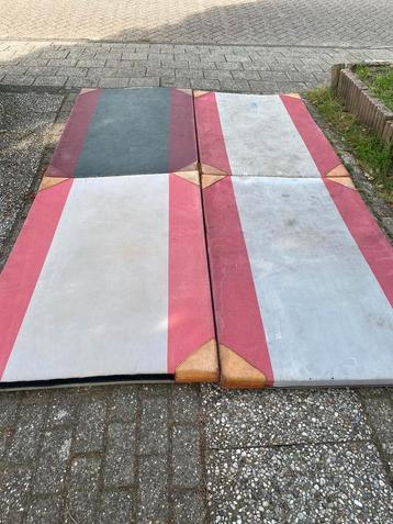 4x turnmatjes beschikbaar voor biedingen