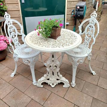 Prachtige bistroset met prachtige tafelpoot beschikbaar voor biedingen