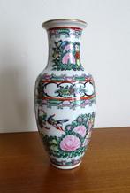 Vintage Vaasje China Famille Rose Porselein Chinees Vlinders, Antiek en Kunst, Ophalen of Verzenden