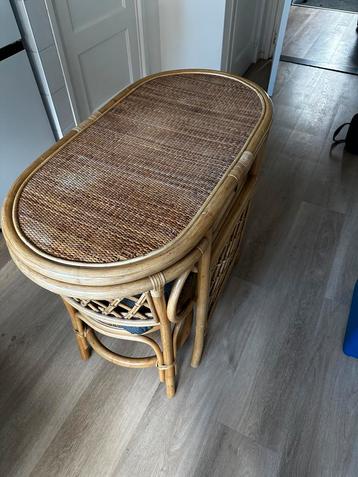 Rotan bijzettafel voor twee personen beschikbaar voor biedingen