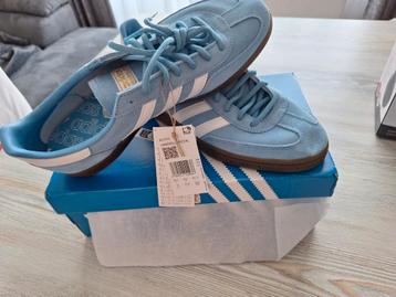 Adidas licht blauw  beschikbaar voor biedingen