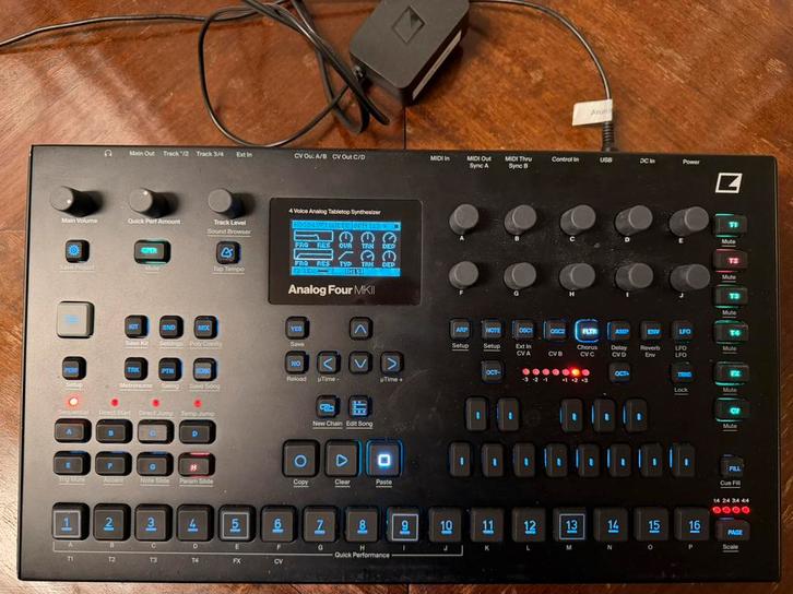 Elektron Analog Four Mk2 (black) + Decksaver + Rack ears, Muziek en Instrumenten, Synthesizers, Gebruikt, Overige aantallen, Overige merken