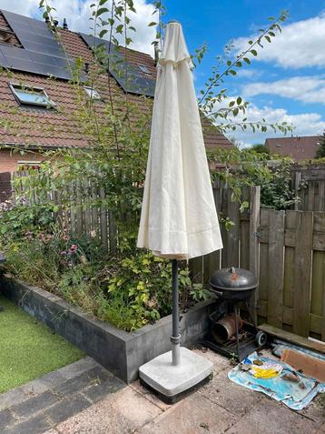 Parasol met voet beschikbaar voor biedingen