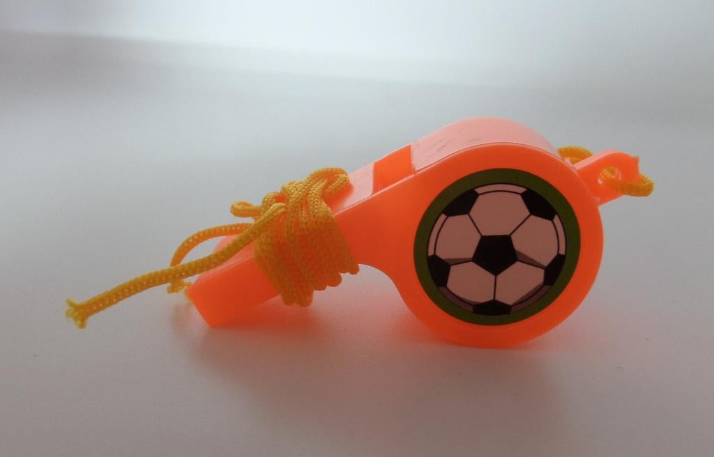 Oranje voetbalfluitje, Hobby en Vrije tijd, Feestartikelen, Nieuw, Feestartikel, Oranje of Koningsdag, Ophalen of Verzenden