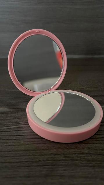 Make-up spiegel met LED lampje roze beschikbaar voor biedingen