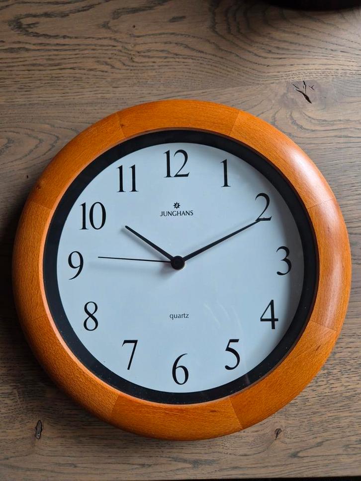 Wandklok met beuken rand, merk Junghans.., Huis en Inrichting, Woonaccessoires | Klokken, Zo goed als nieuw, Wandklok, Ophalen