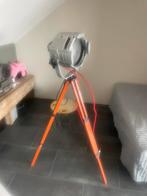 industriële oude spot op oud houten statief, Ophalen