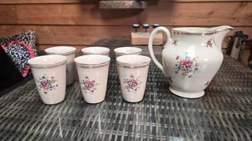 Vintage aardewerk kan en bekers met bloemmotief beschikbaar voor biedingen