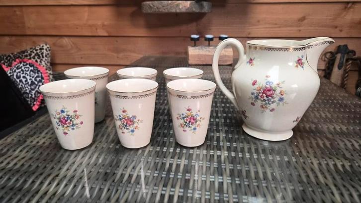 Vintage aardewerk kan en bekers met bloemmotief, Antiek en Kunst, Antiek | Keramiek en Aardewerk, Ophalen of Verzenden