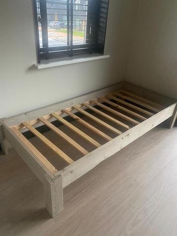 Steigerhouten bed incl matras en topper beschikbaar voor biedingen