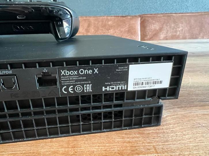 Xbox One X met 7 games, Spelcomputers en Games, Spelcomputers | Xbox One, Gebruikt, Xbox One X, 1 TB, Met 1 controller, Met games