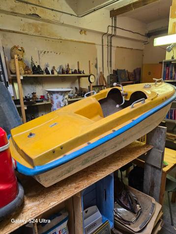 Antieke Kinderbootje uit een Pretpark  beschikbaar voor biedingen