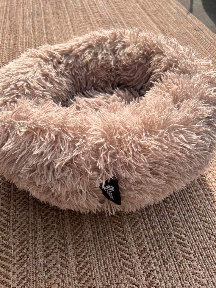 Frisse fluffy hondenmand  district70 maat S, Dieren en Toebehoren, Hondenmanden, Zo goed als nieuw, Pluche, Ophalen of Verzenden