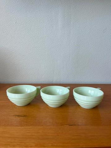 Vintage lichtgroene opaline Art Deco kopjes (drie stuks) beschikbaar voor biedingen