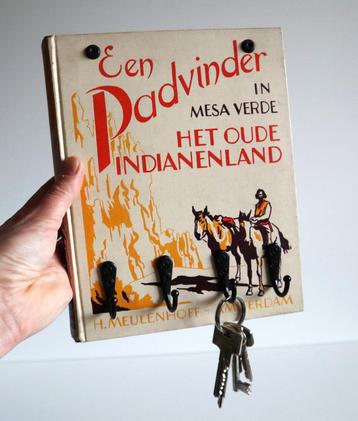 Sleutelrekje - gemaakt van vintage boek "Een padvinder" beschikbaar voor biedingen