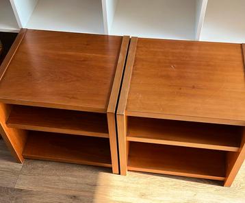 2 nachtkastjes kersenkleur beschikbaar voor biedingen