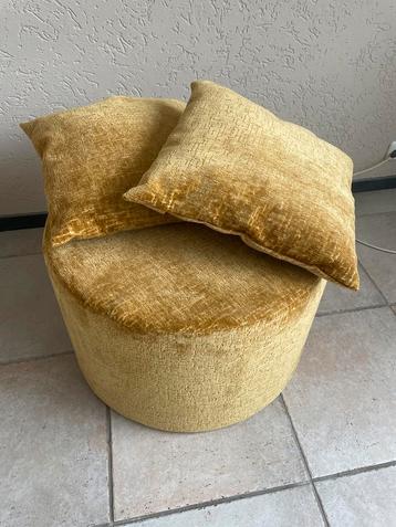 Gele poef met kussens beschikbaar voor biedingen