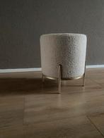 Beige poef met gouden accenten, Huis en Inrichting, Banken | Voetenbanken en Poefen, Ophalen, Nieuw, Rond, Metaal