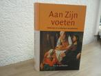 Drs. R. van Kooten - Aan Zijn voeten, Boeken, Gelezen, Christendom | Protestants, Ophalen of Verzenden