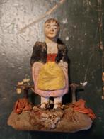 Antiek Papier-mache meisje in nood zittend op hekje, Antiek en Kunst, Ophalen of Verzenden