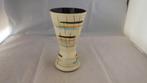 mooie vaas in de vorm van een kelk met leuke decoratie, Gebruikt, Overige kleuren, Aardewerk of Porselein, Ophalen of Verzenden