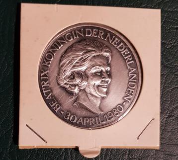 Penning KONINGIN BEATRIX 39 APRIL 1980. beschikbaar voor biedingen