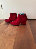 rode suède enkellaarsjes Unisa maat 39, Kleding | Dames, Schoenen, Lage of Enkellaarzen, Ophalen of Verzenden, Unisa, Gedragen