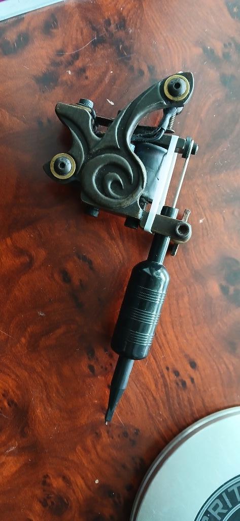 Martini 'iron b*tchslap' tattoo machine, Hobby en Vrije tijd, Tekenen, Gebruikt, Overige typen, Ophalen