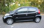 Peugeot 107 1.0 12V 5DRS 2010 Zwart Airco 35dkm Historie, Voorwielaandrijving, Euro 5, Stof, Zwart