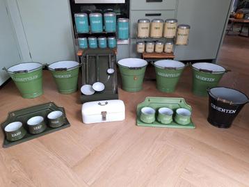 Grote partij emaille bussen + rekje + koektrommeltje etc beschikbaar voor biedingen