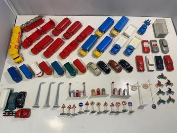 64-delig: Vintage LEGO voertuigen en accessoires beschikbaar voor biedingen