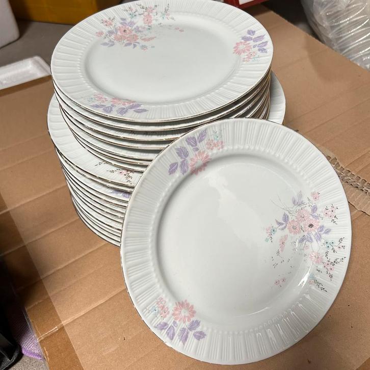 Totaal 20 borden (plat). 12 + 8 stuks. Porselein, Huis en Inrichting, Keuken | Servies, Zo goed als nieuw, Bord(en), Overige stijlen