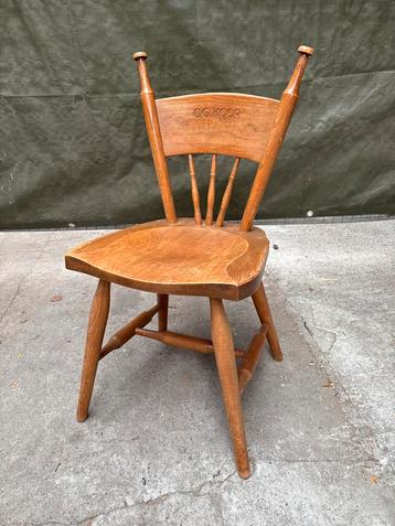 Antieke houten stoel met inscriptie oirschots G.koor beschikbaar voor biedingen