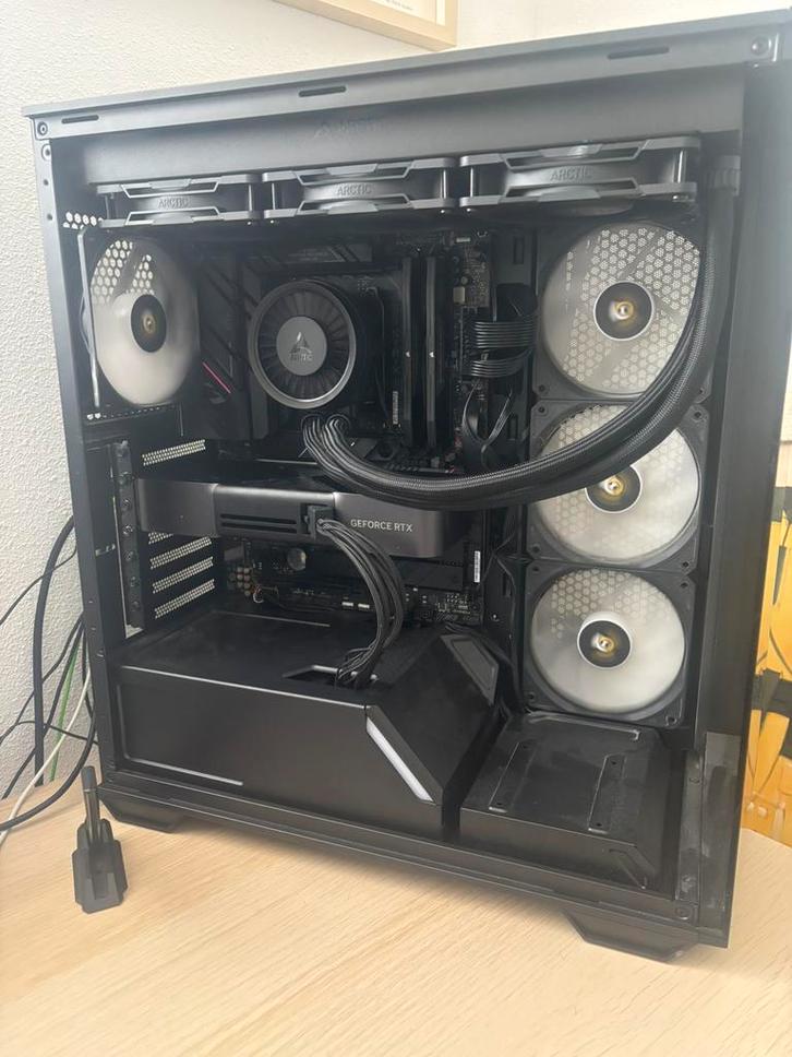 gaming pc/ ryzen 7 9800x3d/ founders edition 5070/ 32gb ram, Computers en Software, Desktop Pc's, Zo goed als nieuw, 4 Ghz of meer