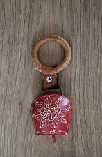 Oude rode koeienbel met witte bloem aan ronde leren band, Antiek en Kunst, Curiosa en Brocante, Ophalen of Verzenden