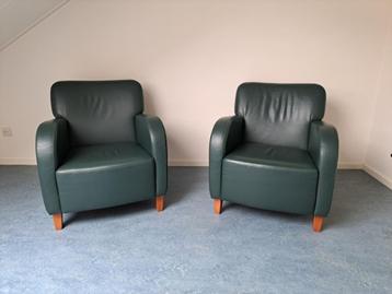 Twee leren stoelen, salontafel en dressoir beschikbaar voor biedingen