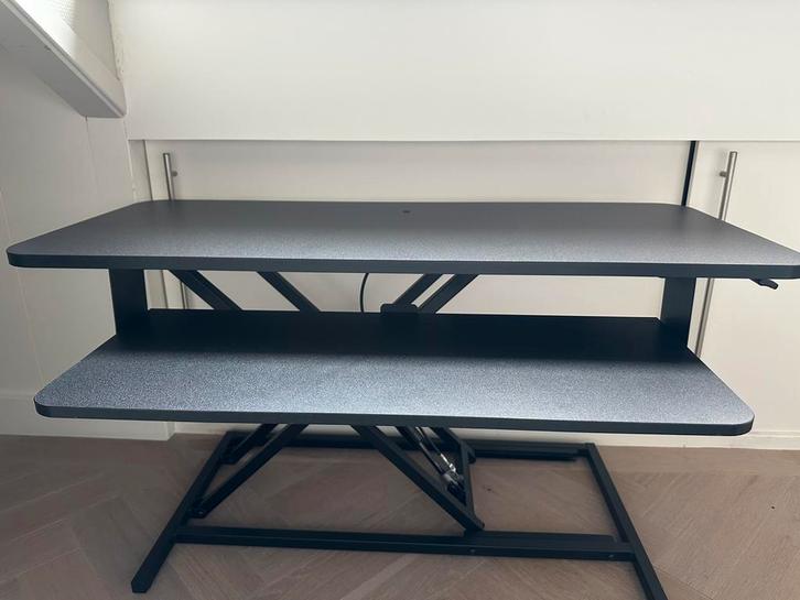 Zit sta bureau verhoger / computer standaard verstelbaar, Computers en Software, Laptoptafels, Zo goed als nieuw, In hoogte verstelbaar