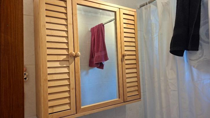 Nieuw in doos leuke&handige hang spiegelkast bamboe 60x60x15, Huis en Inrichting, Badkamer | Badkamermeubels, Nieuw, Spiegelkast