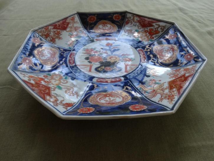 8 hoekig porseleinen bord bloemenmand rood wit blauw imari, Antiek en Kunst, Antiek | Porselein, Ophalen of Verzenden