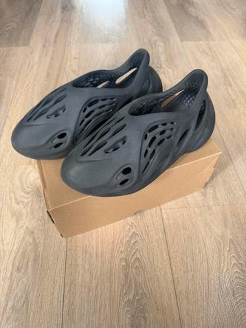 Yeezy foam runner onyx maat 43 beschikbaar voor biedingen
