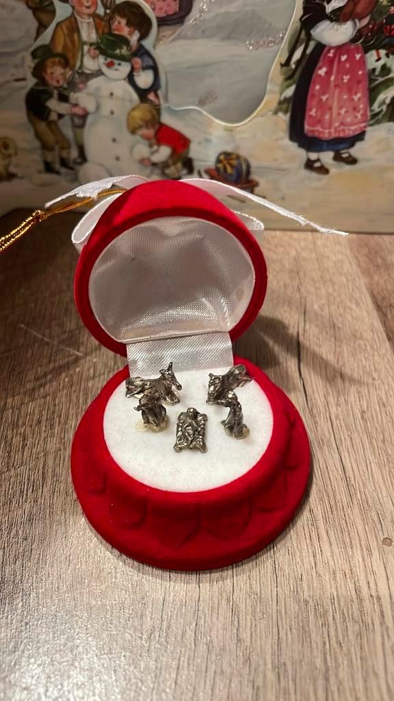 Mini kerstgroep in opklapbaar fluweel klokje, Diversen, Kerst, Zo goed als nieuw, Ophalen of Verzenden