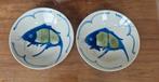 Twee visschotels/- borden met koikarpers, blauw/groen, Ophalen of Verzenden