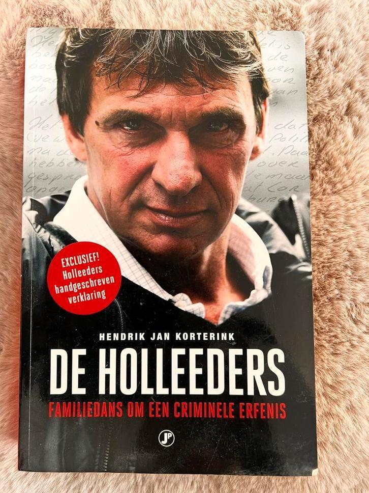 De Holleeders - Familieband om criminele erfenis, Boeken, Biografieën, Gelezen, Politiek, Ophalen of Verzenden