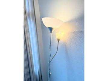 Witte staande lamp met leeslamp beschikbaar voor biedingen