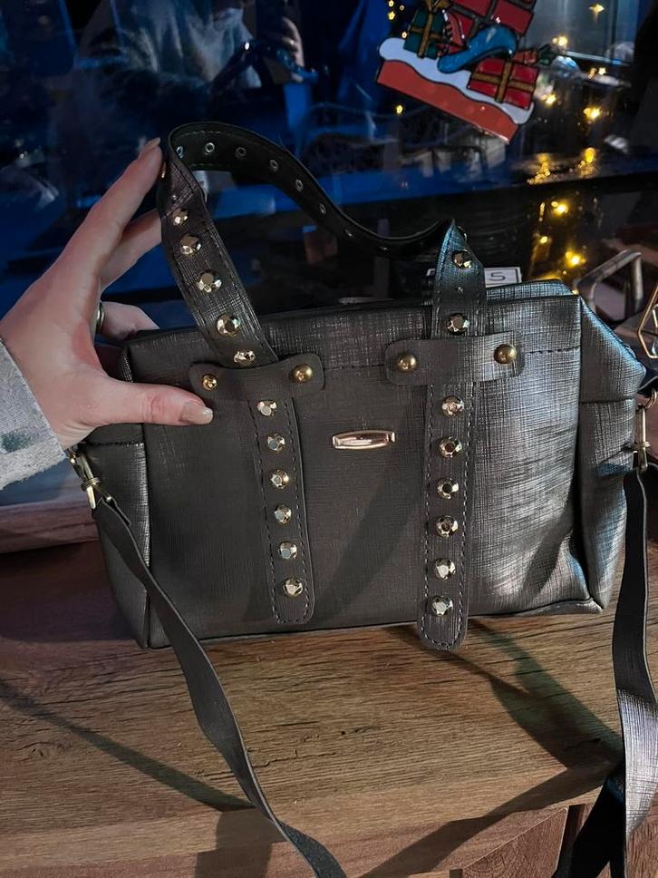 Zwarte handtas met studs en verstelbare schouderband, Sieraden, Tassen en Uiterlijk, Tassen | Damestassen, Nieuw, Handtas, Zwart