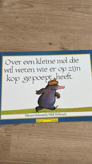 Over een kleine mol die wil weten wie er op zijn kop gepoept beschikbaar voor biedingen