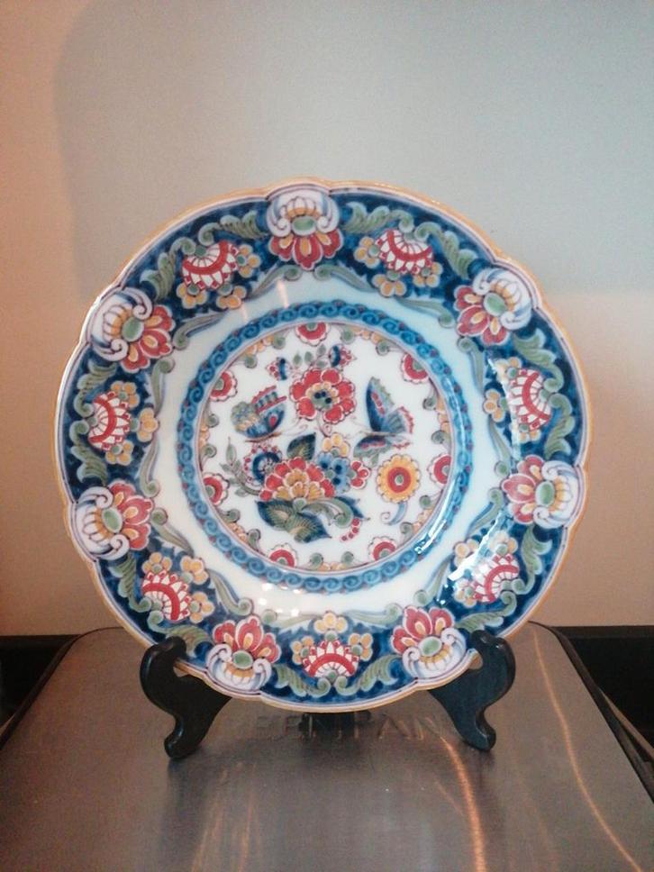 Antiek Makkum bord met vlinders en bloemen, Antiek en Kunst, Antiek | Schalen, Ophalen of Verzenden